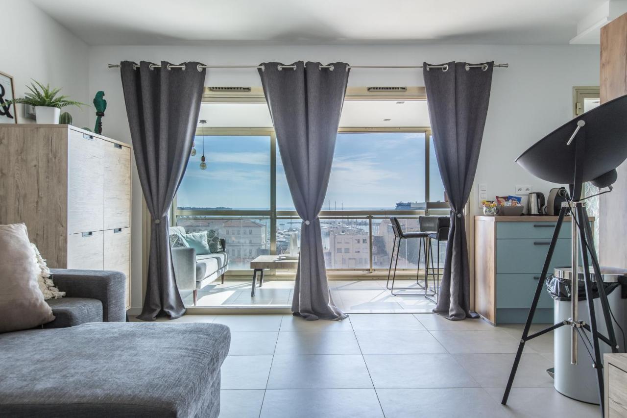 Lb Vacation Rentals I Admire Panoramic Ocean Views Through Walls Of Windows كان المظهر الخارجي الصورة