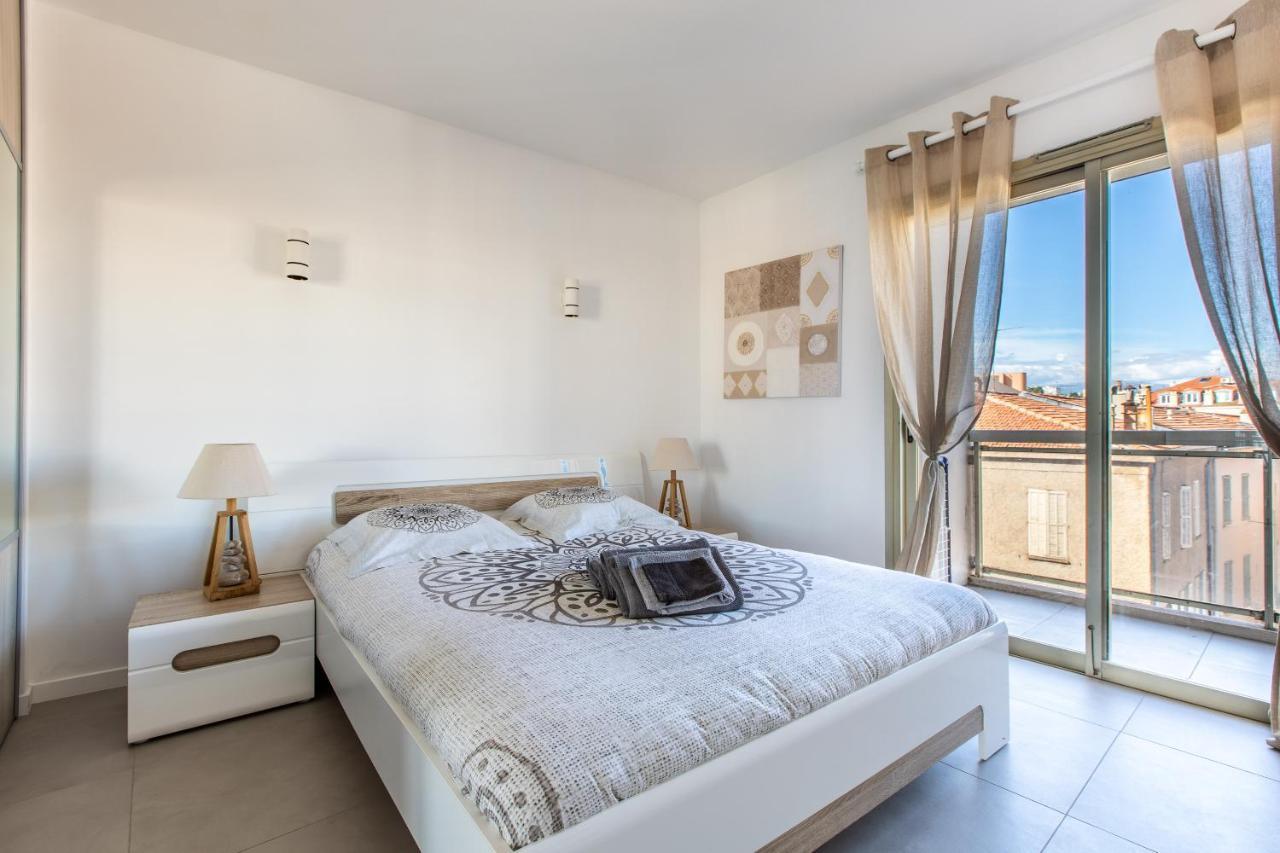 Lb Vacation Rentals I Admire Panoramic Ocean Views Through Walls Of Windows كان المظهر الخارجي الصورة