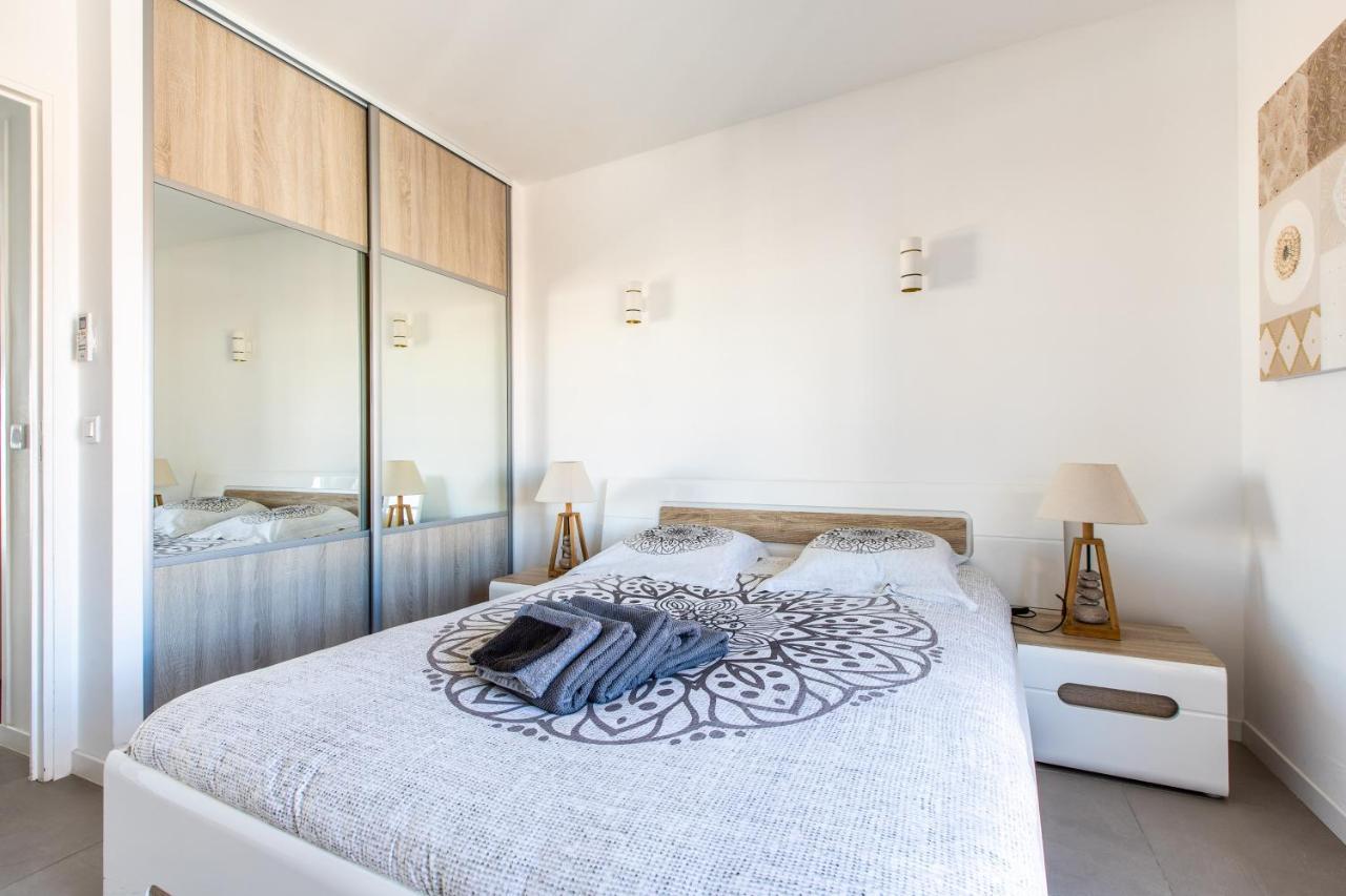 Lb Vacation Rentals I Admire Panoramic Ocean Views Through Walls Of Windows كان المظهر الخارجي الصورة
