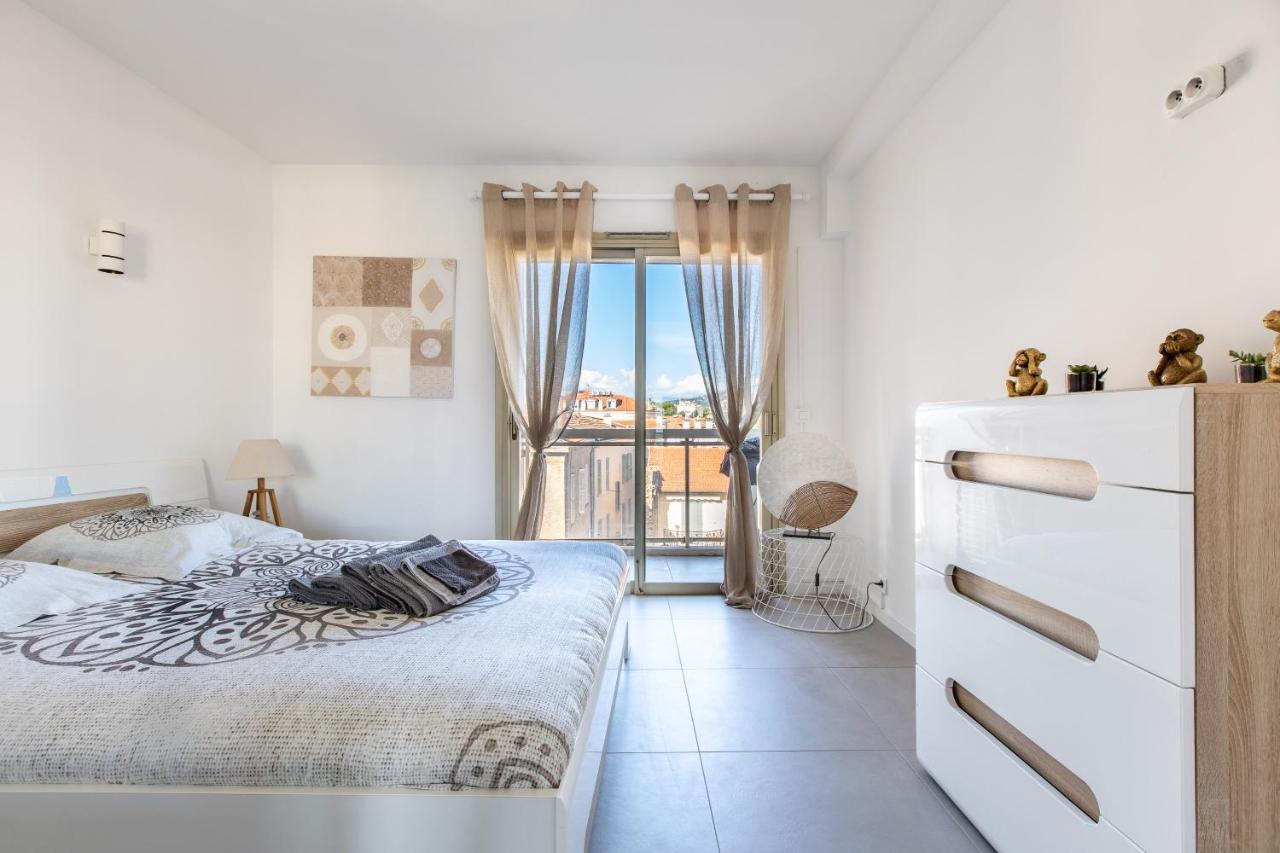 Lb Vacation Rentals I Admire Panoramic Ocean Views Through Walls Of Windows كان المظهر الخارجي الصورة