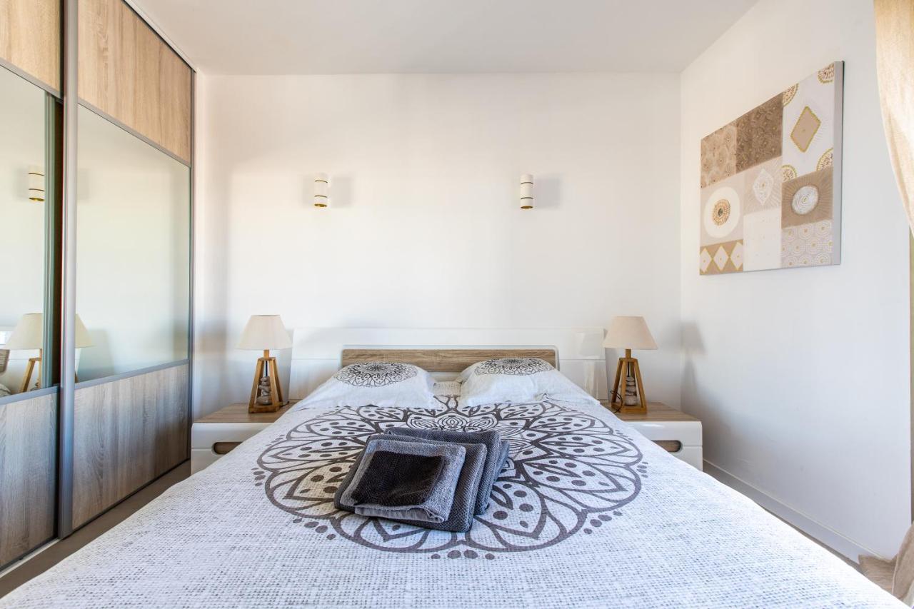 Lb Vacation Rentals I Admire Panoramic Ocean Views Through Walls Of Windows كان المظهر الخارجي الصورة