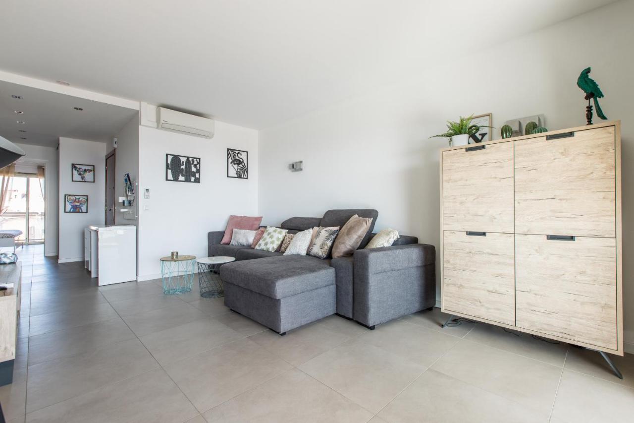 Lb Vacation Rentals I Admire Panoramic Ocean Views Through Walls Of Windows كان المظهر الخارجي الصورة