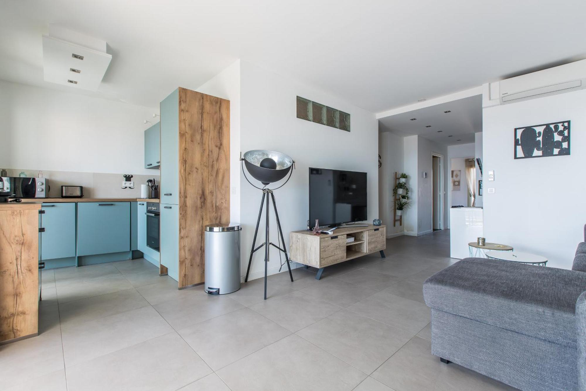 Lb Vacation Rentals I Admire Panoramic Ocean Views Through Walls Of Windows كان المظهر الخارجي الصورة